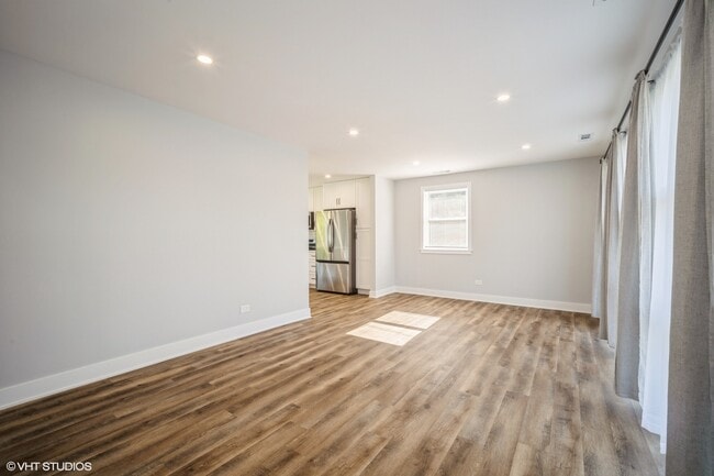 Building Photo - 648 Oakwood Ct