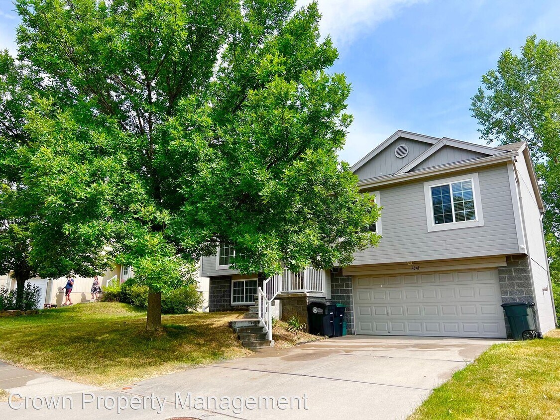 3 br, 2 bath House 7841 Bondesson Street House Rental in Omaha, NE