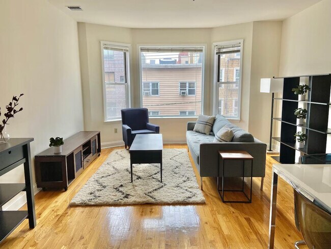 Building Photo - 557 5th St