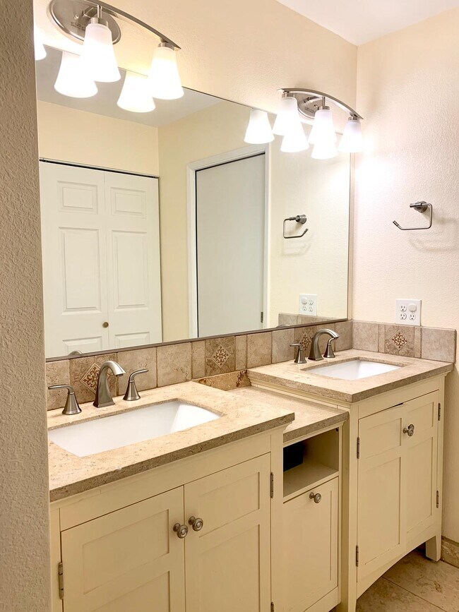 Building Photo - 73-1073 Kaiminani Dr