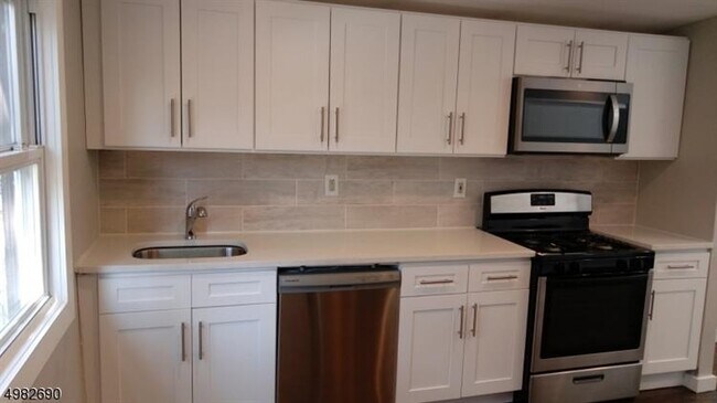 Building Photo - 283 Isabella Ave