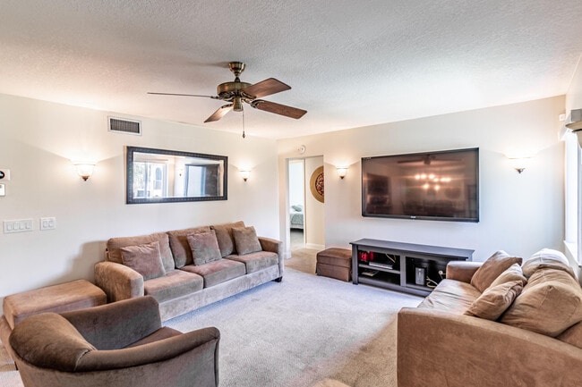 Building Photo - 302 Pine Ridge Cir