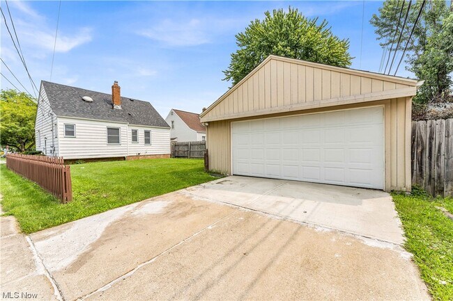 Building Photo - 15700 Maplewood Ave