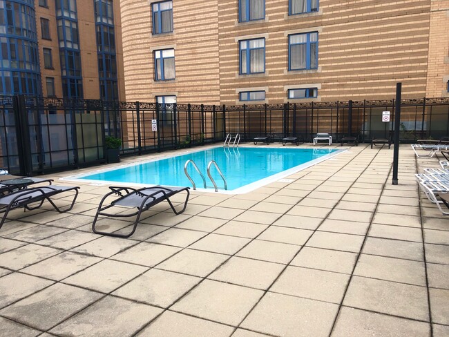 Piscina en la azotea - 1440 N St NW