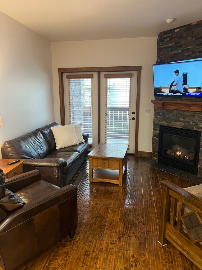 LR - 6005 St Moritz Dr