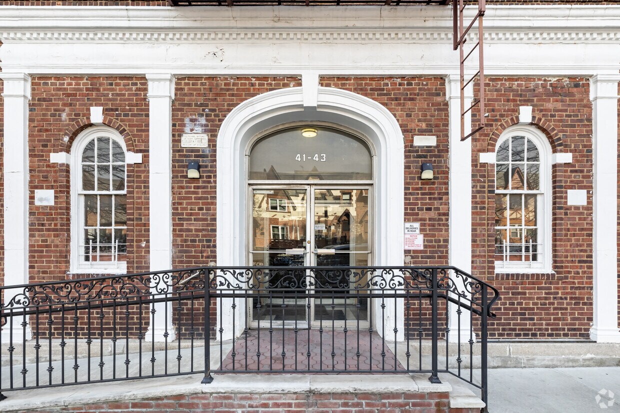 Entrance - 41-43 39th Pl