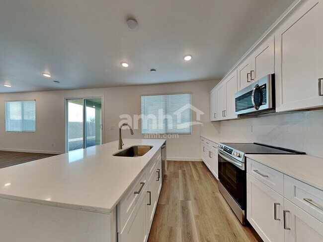 Foto del edificio - 9746 W Luxton Ln