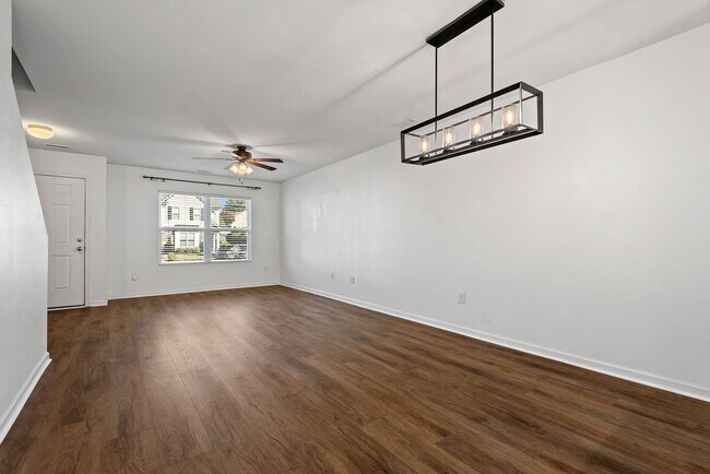 Foto del edificio - 3bd/3.5ba Spacious 3 Floor Townhouse in Du...