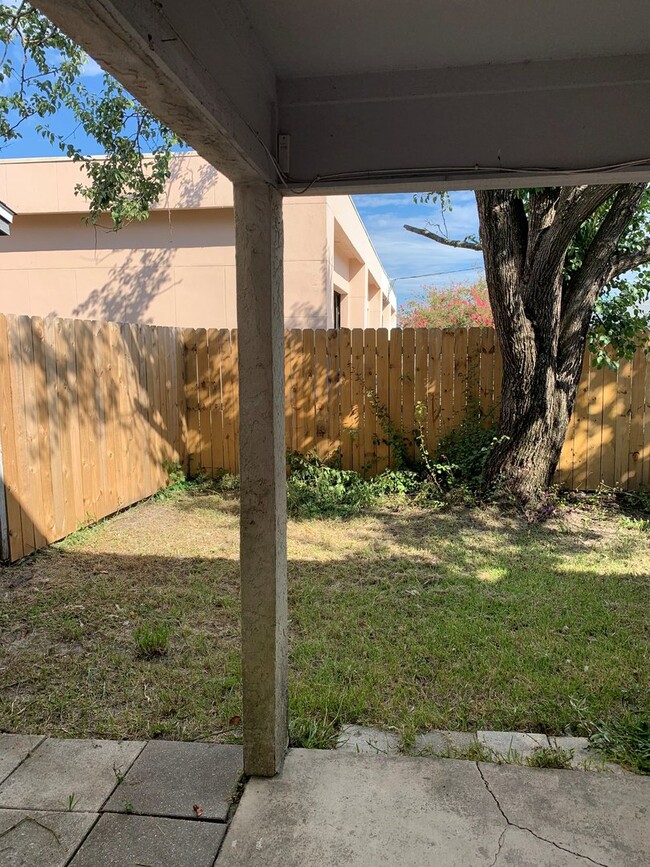 Foto del edificio - Cute 2 bedroom 1 1/2 bath townhome Conveni...