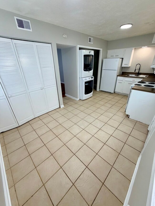 Building Photo - 104 Dale Ave