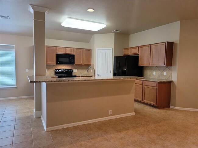 Building Photo - 208 Hummingbird Ln
