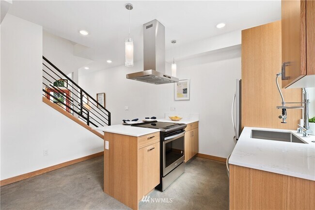 Building Photo - 5015 Fauntleroy Way SW
