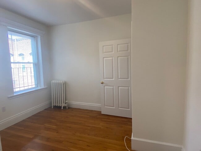 Building Photo - Large, sunny 2 bed unit with heat and water included.
