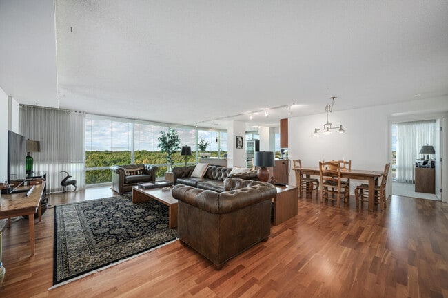 Foto del edificio - 9725 Woods Dr