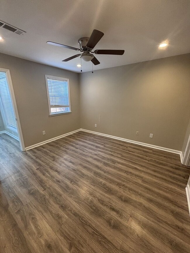 Building Photo - Ground floor 2 bed condo with no neighbors above or below