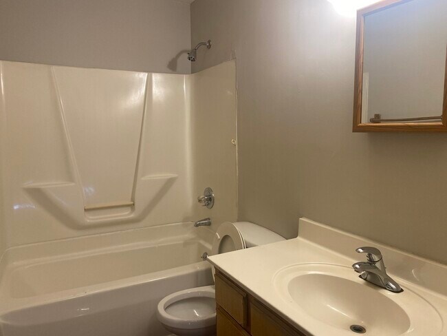 Building Photo - 1460 Sherwood Dr