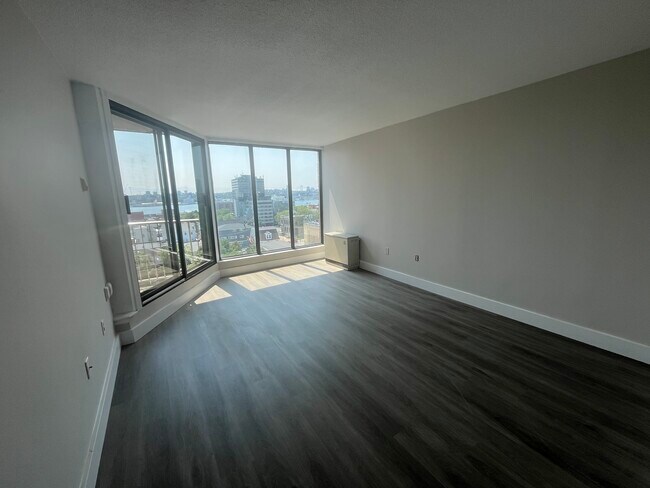 Photo du bâtiment - WELCOME TO THE SEACOAST TOWER - ONE BEDROOM APARTMENT AVAILABLE