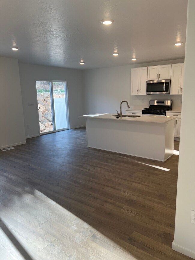 Foto del edificio - Beautiful spacious 3 bedroom, 2.5 bathroom house located in Cedar City!