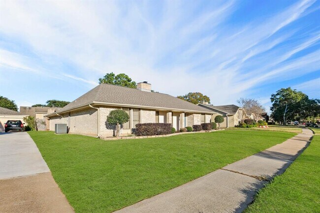 Building Photo - 2815 Edgewood Dr