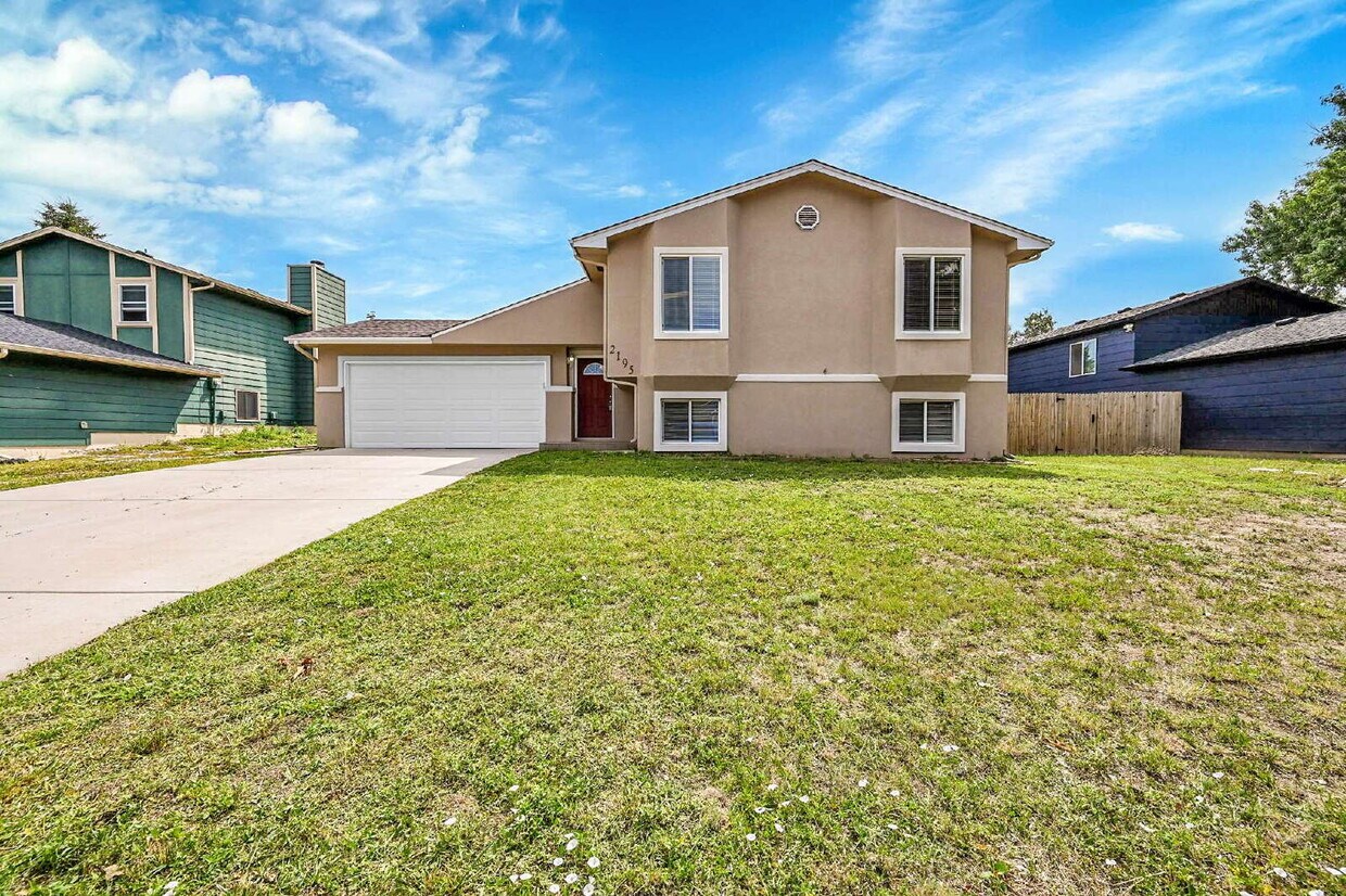 Foto principal - $2,095, 3 bed, 2 bath, located in Colorado...
