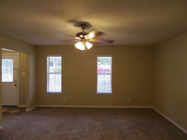 Foto del edificio - 6022 Gallant Ln