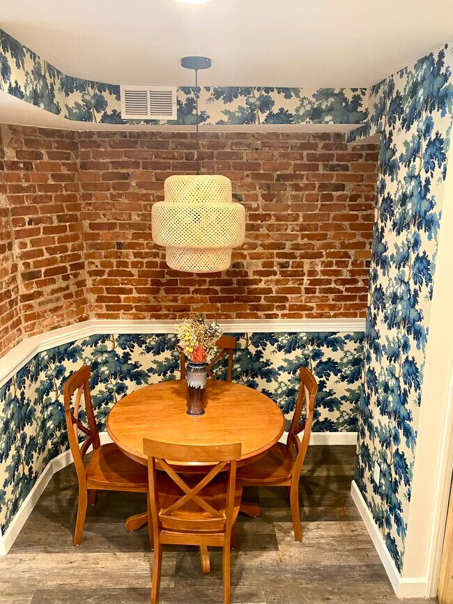 Ladrillo visto - 833 6th St NE