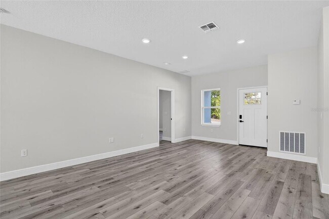 Foto del edificio - 8030 N Galena Ave