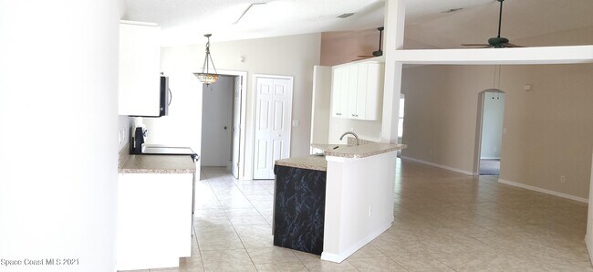 Foto del edificio - 2148 Caledonia Pl