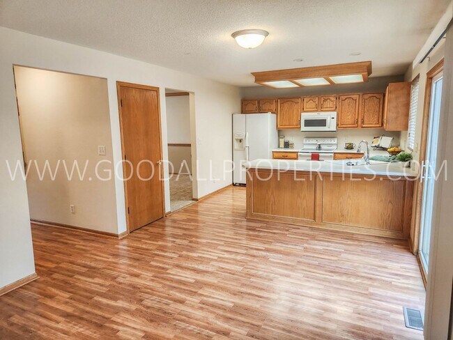 Foto del edificio - Beautiful 3 Bedroom 2.5 Bath Home in West ...
