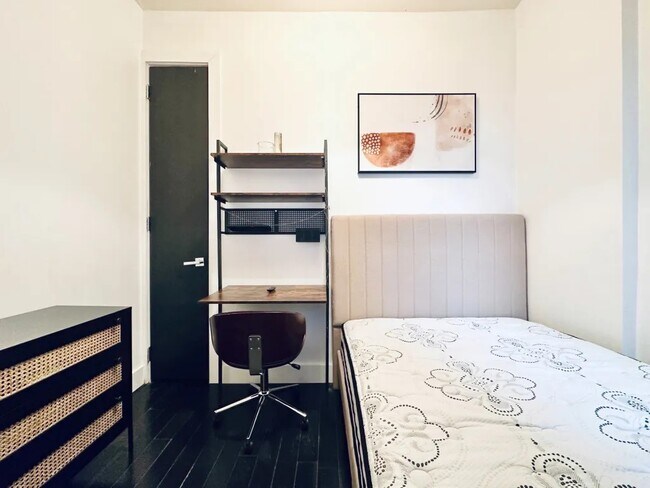 Building Photo - Furnished room/NOT APARTMENT
