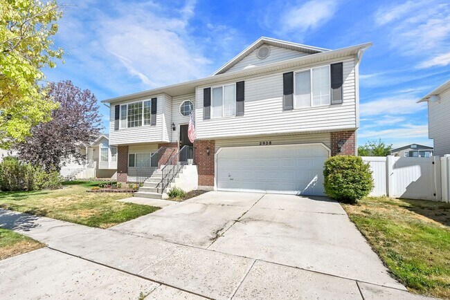 Building Photo - Beautifully Updated 4-Bedroom Home in Syra...