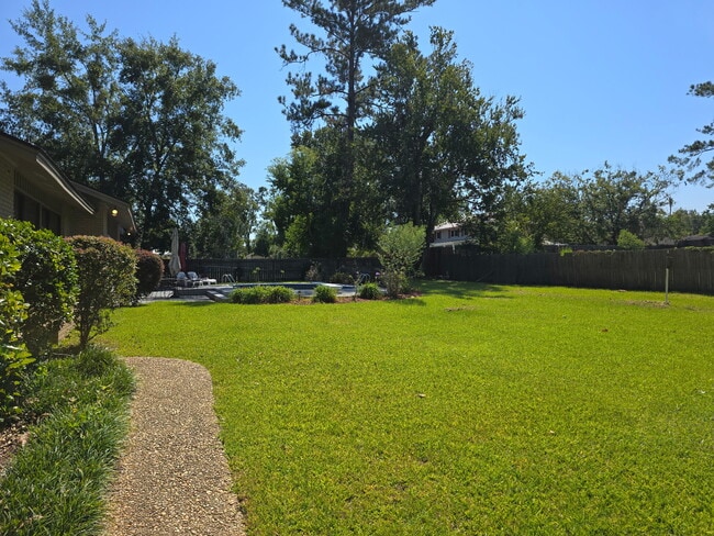 Building Photo - 207 Brookview Terrace