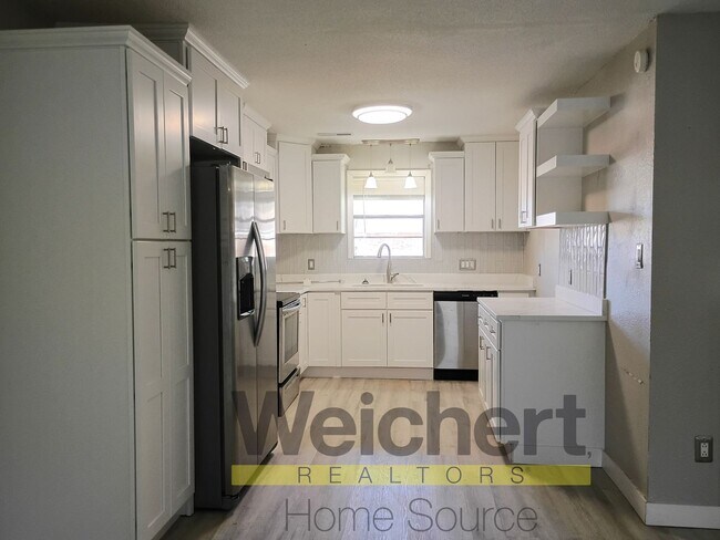 Foto del edificio - Updated 4-Bed Home with Fenced Yard & Carport