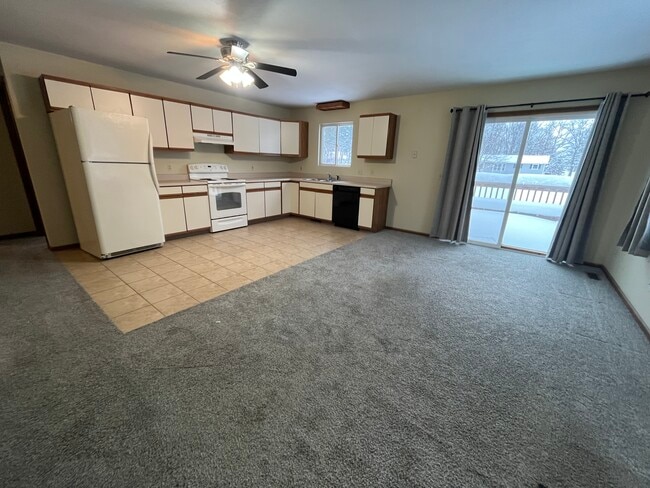 Building Photo - 633 Airway Dr