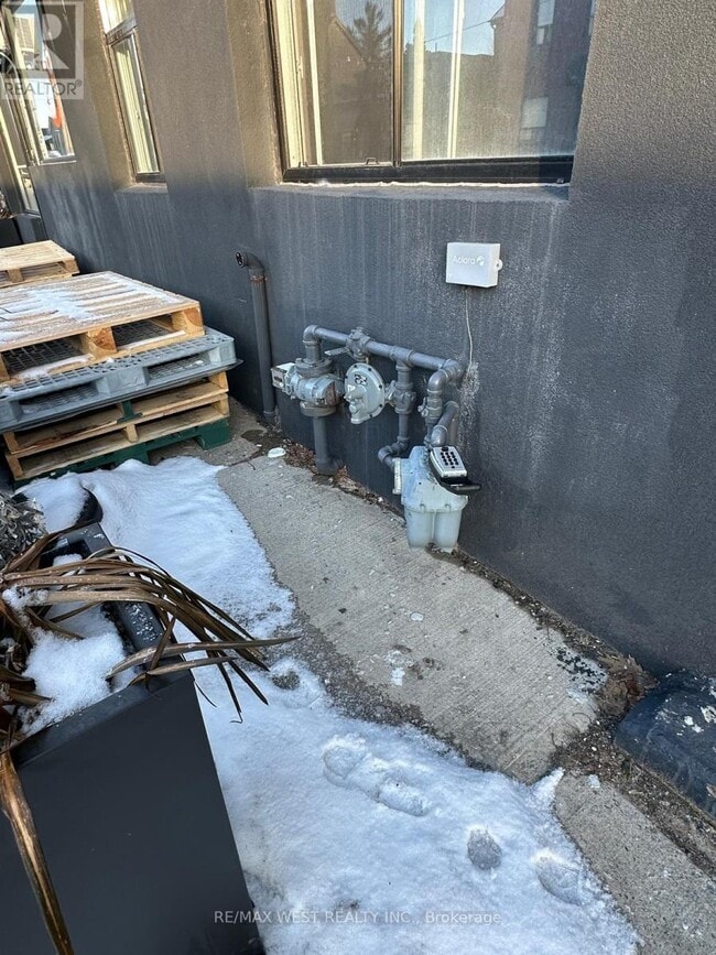 Building Photo - 290 Harbord St