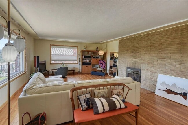 Building Photo - Inviting 3 Bed, 2 Bath Home with a View!