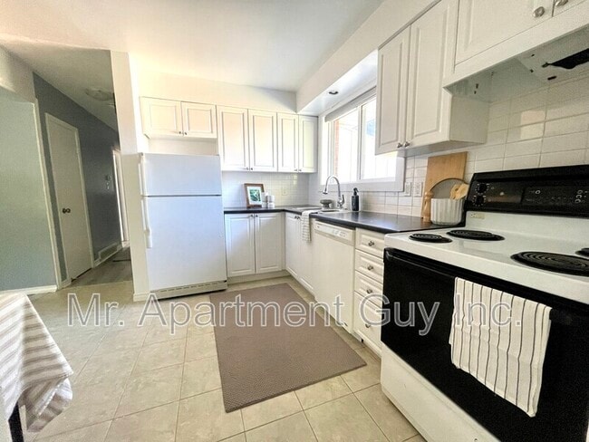 Building Photo - 6 Southlea Dr