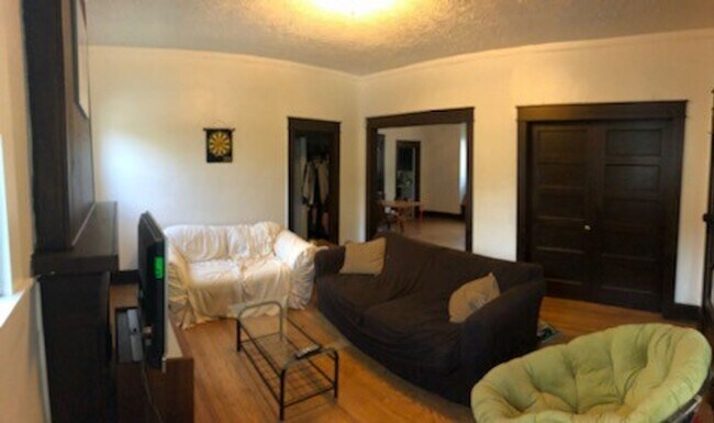 Building Photo - Large 4 Bed/2 Bath House in Quiet Neighbor...