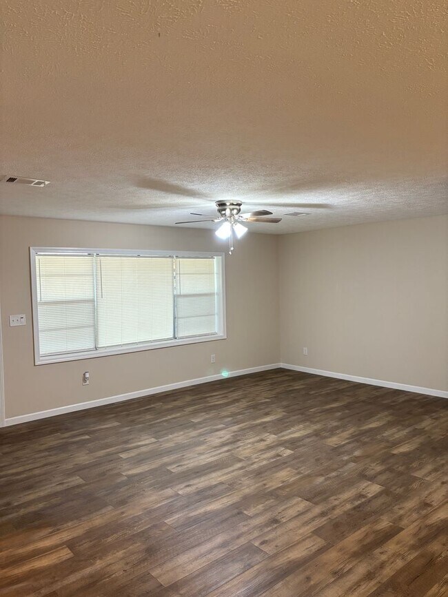 Foto del edificio - Convenient  Three Bedroom Westside location!