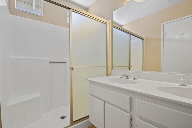 Foto del edificio - Modern 3BD 2.5BA Townhome with Vaulted Ceilings, Private Pergola Patio, and One-Car attached Garage