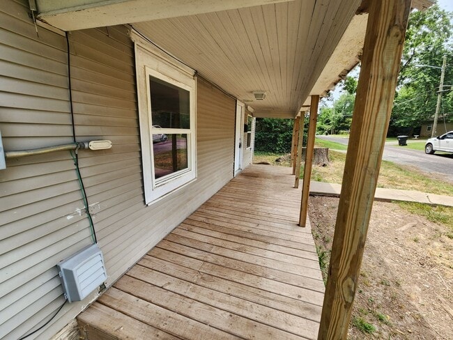 Building Photo - 826 N Weaver Ave