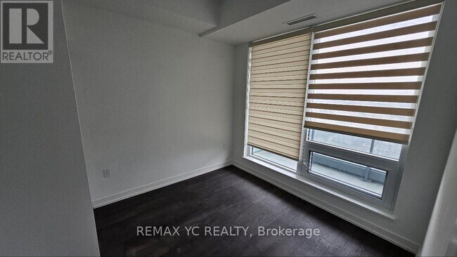 Photo du bâtiment - 8 Olympic Gdn Dr