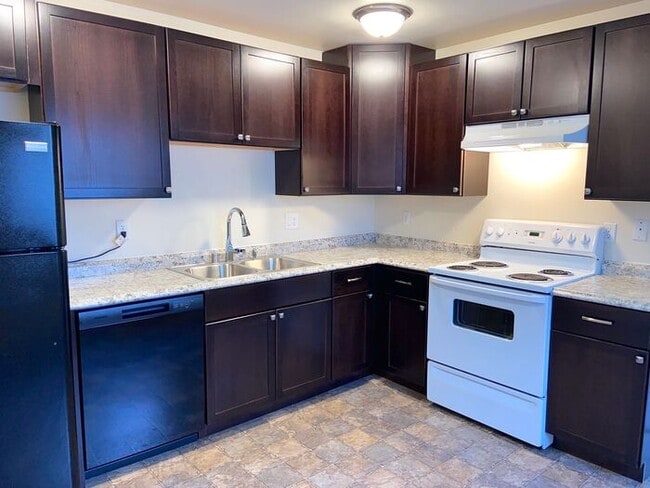 Building Photo - Reno Duplex - 1 Pet Friendly, Garage, Dishwasher, Washer/Dryer Hookups, Central A/C