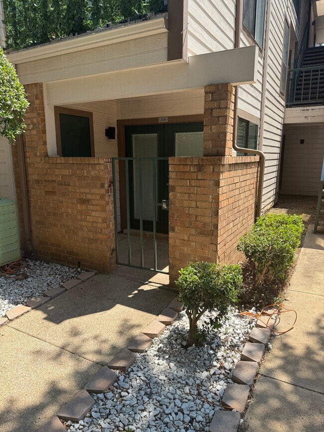 Building Photo - 2310 Bamboo Dr