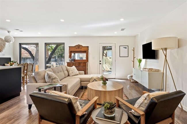 Foto del edificio - 6805 Western Oaks Blvd