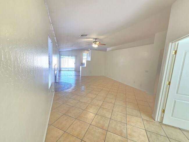 Foto del edificio - 3 Bed / 2 Bath Plus Den Home with 2-Car Garage in Mesa