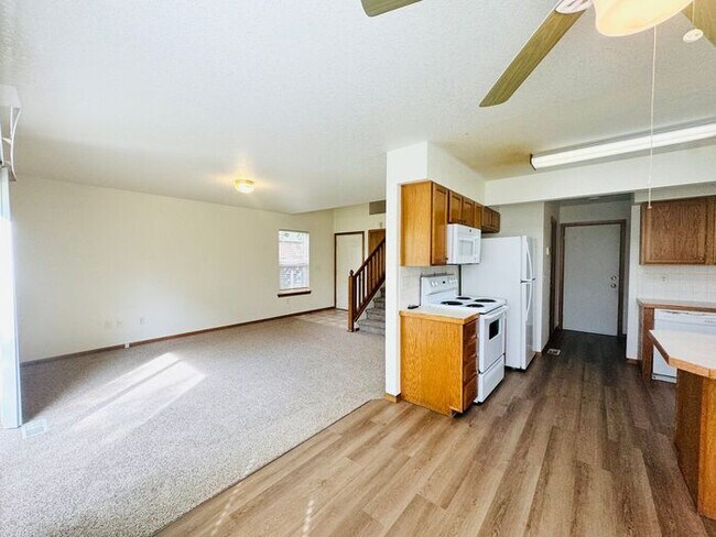 Building Photo - Wonderful Lake Loveland 2 Story Townhome w...