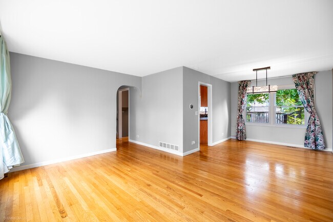 Building Photo - 2122 Kensington Dr