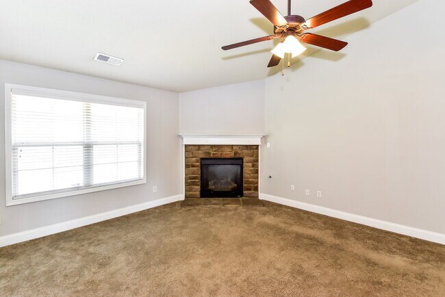 Building Photo - 2901 N Hartland Dr