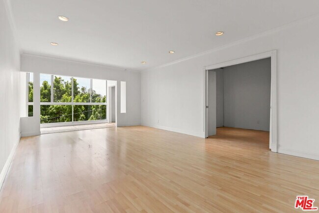 Foto del edificio - 8550 Holloway Dr